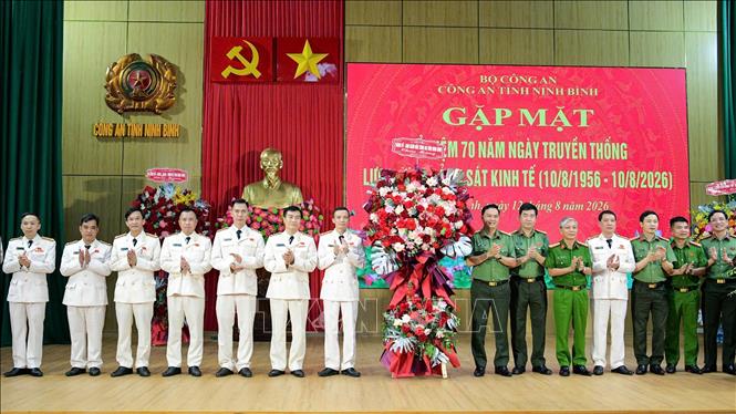 Lãnh đạo Công an tỉnh Ninh Bình chúc mừng Phòng Cảnh sát Kinh tế Công an tỉnh. Ảnh: Đức Phương - TTXVN