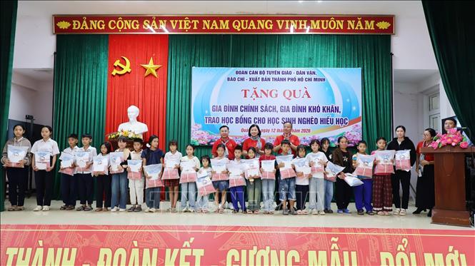 Lãnh đạo Ban Tuyên giáo và Dân vận Thành phố Hồ Chí Minh trao tặng học bổng cho học sinh nghèo vượt khó xã Ải Tử, tỉnh Quảng Trị. Ảnh: Đinh Hằng - TTXVN