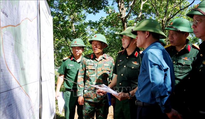 Thiếu tướng Lê Văn Trung, Phó Chính ủy Quân khu 4 và Phó Chủ tịch Ủy ban nhân dân tỉnh Quảng Trị Lê Văn Bảo cùng các đại biểu nghiên cứu, khảo sát trên bản đồ. Ảnh: TTXVN phát