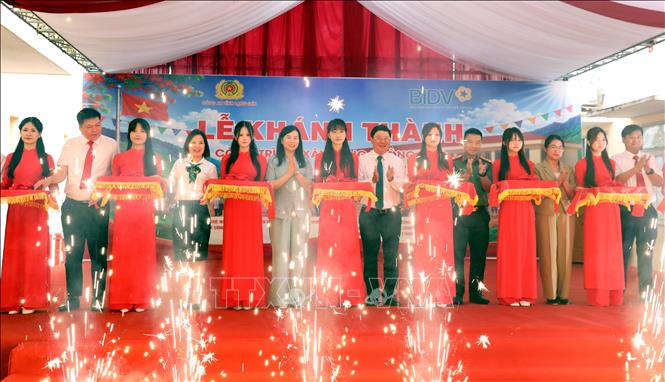Lãnh đạo UBND tỉnh Lạng Sơn, Công an tỉnh, đại diện BIDV và xã Thất Khê thực hiện nghi thức cắt băng khánh thành xây dựng phòng học tại Trường Trung học Phổ thông Tràng Định. Ảnh: Văn Đạt - TTXVN