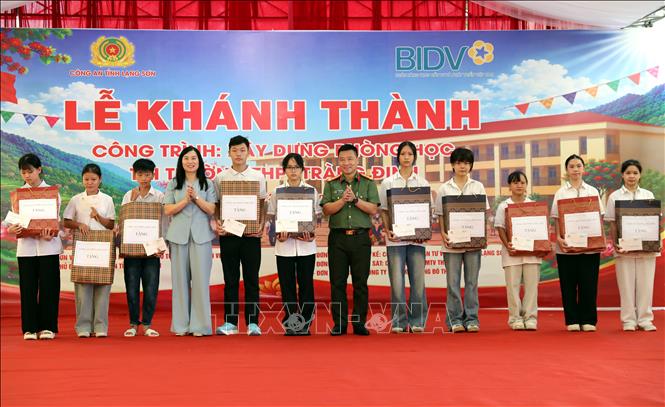 Phó Chủ tịch UBND tỉnh Lạng Sơn Trần Thanh Nhàn và Đại tá Vũ Thanh Tùng, Giám đốc Công an tỉnh Lạng Sơn trao quà cho học sinh Trường Trung học Phổ thông Tràng Định. Ảnh: Văn Đạt - TTXVN