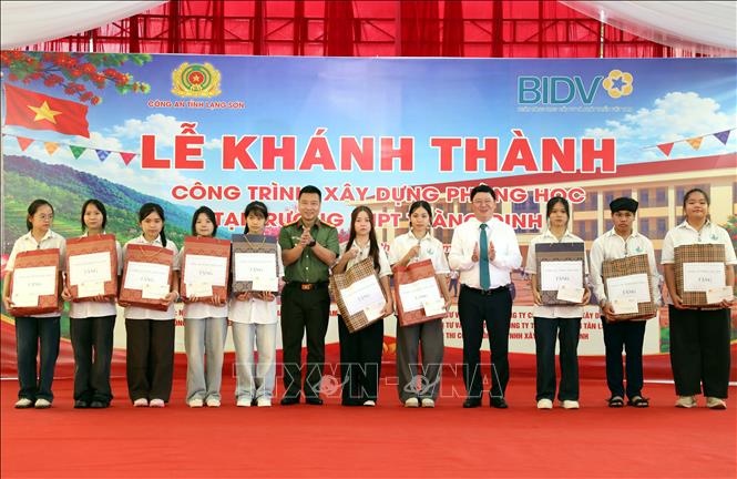Lãnh đạo Công an tỉnh Lạng Sơn và BIDV trao quà cho học sinh Trường Trung học Phổ thông Tràng Định. Ảnh: Văn Đạt - TTXVN