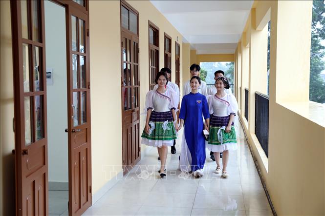 Học sinh Trường Trung học Phổ thông Tràng Định (Lạng Sơn) vui mừng có ngôi trường mới trước thềm năm học 2026-2027. Ảnh: Văn Đạt - TTXVN