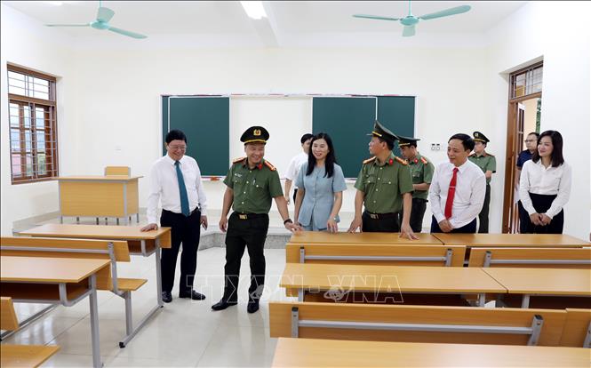 Lãnh đạo UBND tỉnh Lạng Sơn và Công an tỉnh cùng đại diện BIDV tham quan các phòng học mới tại Trường Trung học Phổ thông Tràng Định. Ảnh: Văn Đạt - TTXVN