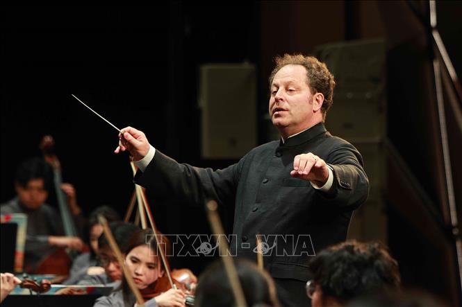 Nhạc trưởng John Axelrod chỉ huy chương trình hòa nhạc “Dàn nhạc Giao hưởng Trẻ châu Á trình diễn các kiệt tác cổ điển”. Ảnh: TTXVN phát 