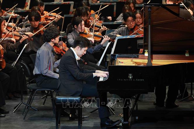 Nghệ sĩ piano trẻ Lingfei Stephan Xie biểu diễn cùng các nghệ sĩ trong chương trình. Ảnh: TTXVN phát 