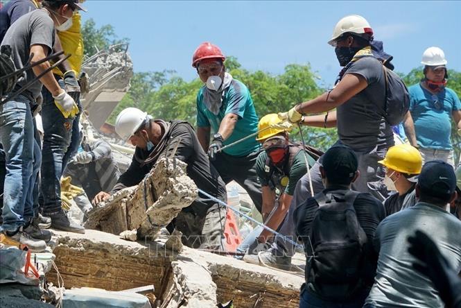 Lực lượng cứu hộ tìm kiếm nạn nhân sau trận động đất tại Cali, Colombia, ngày 11/8/2026. Ảnh: THX/TTXVN phát