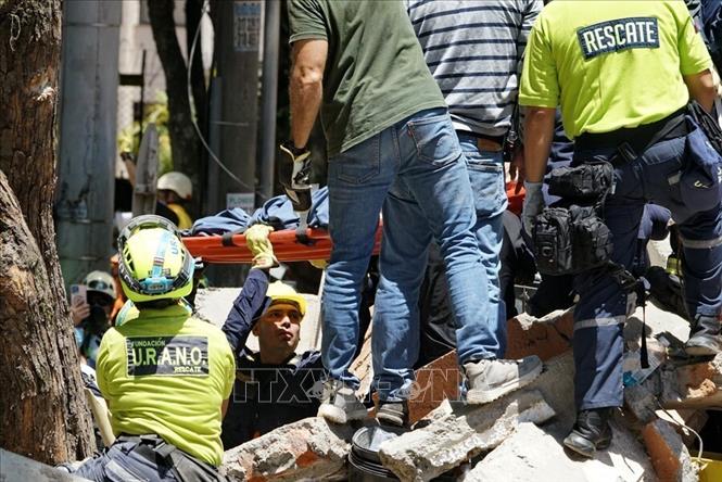 Lực lượng cứu hộ tìm kiếm nạn nhân sau trận động đất tại Cali, Colombia, ngày 11/8/2026. Ảnh: THX/TTXVN phát
