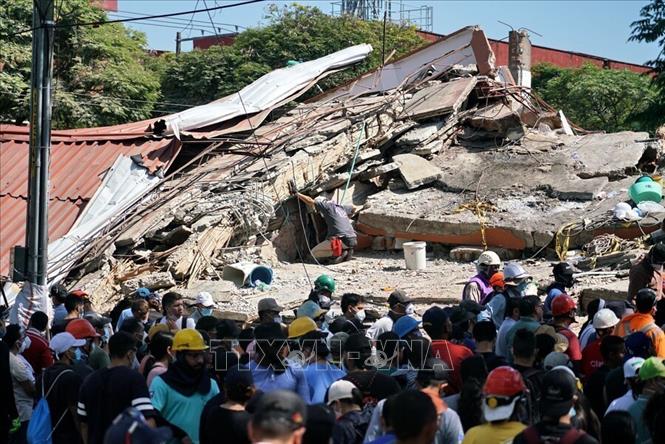 Lực lượng cứu hộ tìm kiếm nạn nhân sau trận động đất tại Cali, Colombia, ngày 11/8/2026. Ảnh: THX/TTXVN phát