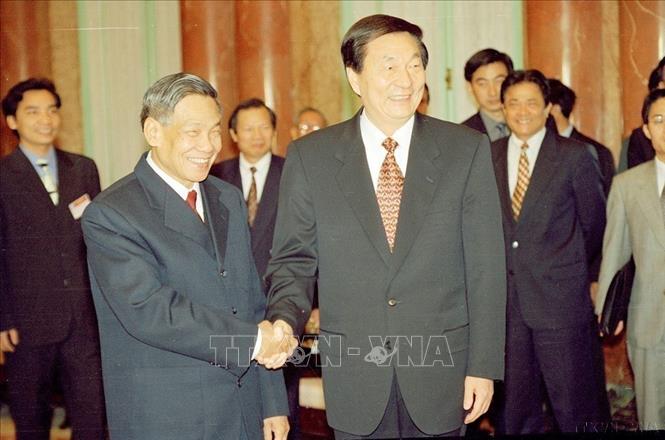 Tổng Bí thư Lê Khả Phiêu tiếp Thủ tướng Trung Quốc Chu Dung Cơ thăm Việt Nam (3/12/1999). Ảnh: Thế Thuần - TTXVN