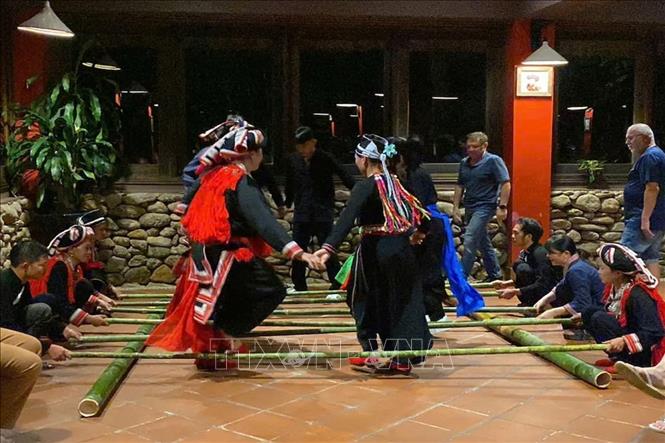 Người Dao đỏ biểu diễn múa sạp, góp phần đưa văn hóa bản địa vào các chương trình trải nghiệm du lịch. Ảnh: Minh Tâm-TTXVN