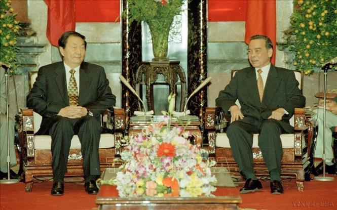 Thủ tướng Phan Văn Khải đón Thủ tướng Trung Quốc Chu Dung Cơ (bên trái) thăm Việt Nam, tháng 12/1999. Ảnh: TTXVN