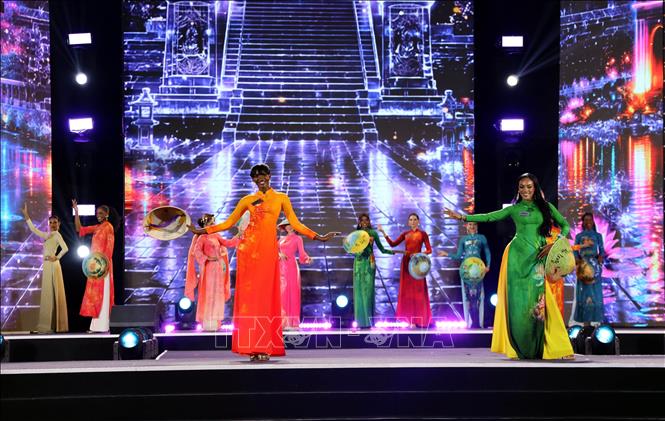 Các thí sinh Miss World trình diễn với tòa áo dài Việt Nam. Ảnh: Đức Hiếu - TTXVN