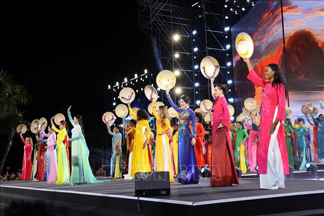 Các thí sinh Miss World trình diễn với tòa áo dài và nón lá Việt Nam. Ảnh: Đức Hiếu - TTXVN