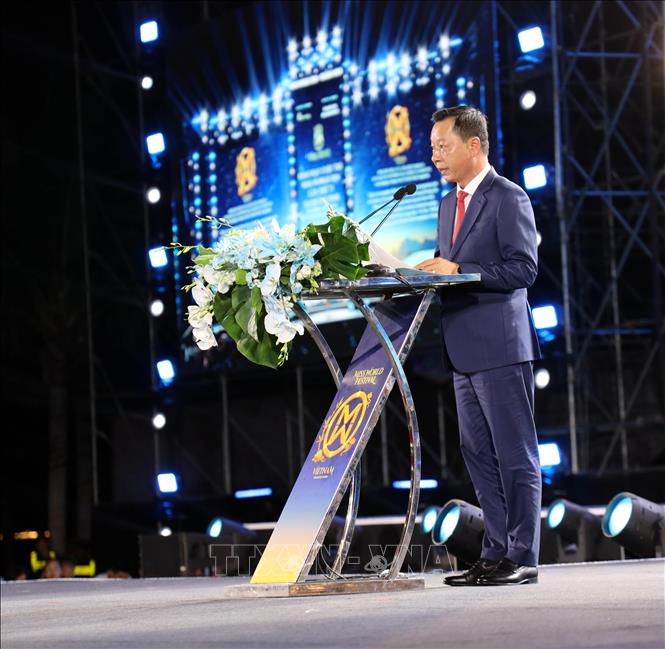 Ông Lê Văn Ánh, Phó Chủ tịch UBND tỉnh Quảng Ninh phát biểu tại đêm khai mạc. Ảnh: Đức Hiếu - TTXVN