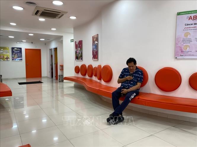 Bệnh nhân chờ nhận kết quả xét nghiệm tại Phòng xét nghiệm phân tích lâm sàng và chẩn đoán hình ảnh OLAB (OLAB Diagnósticos Médicos) ở thủ đô Mexico City. Ảnh: Phương Lan - PVTTXVN tại Mexico 