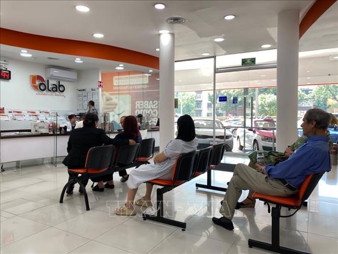 Người dân thực hiện xét nghiệm y tế tại Phòng xét nghiệm phân tích lâm sàng và chẩn đoán hình ảnh OLAB (OLAB Diagnósticos Médicos) ở thủ đô Mexico City. Ảnh: Phương Lan- PVTTXVN tại Mexico 