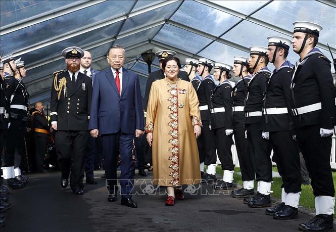 Tổng Bí thư, Chủ tịch nước Tô Lâm và Toàn quyền New Zealand Cindy Kiro duyệt Đội danh dự. Ảnh: Thống Nhất – TTXVN