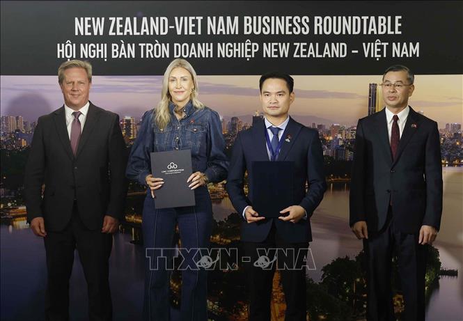 Trao các thoả thuận hợp tác giữa doanh nghiệp hai nước. Ảnh: Thống Nhất – TTXVN