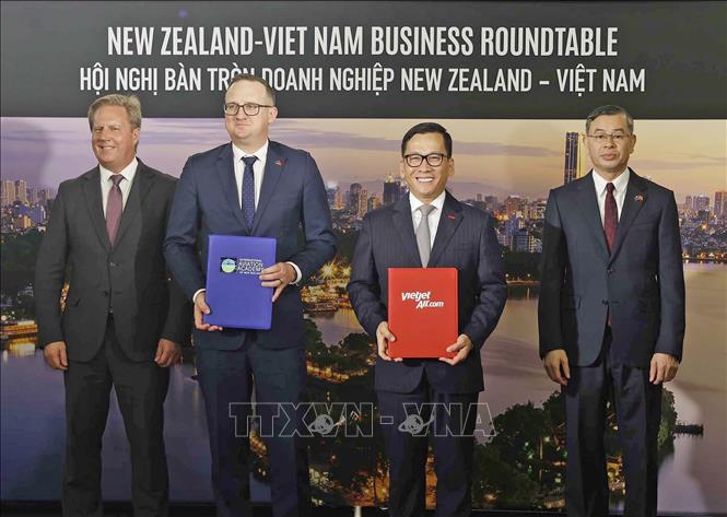 Trao các thoả thuận hợp tác giữa doanh nghiệp hai nước. Ảnh: Thống Nhất – TTXVN