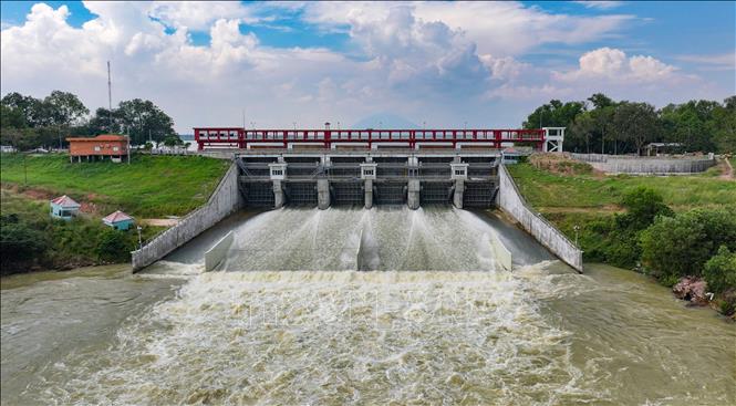 Hồ Dầu Tiếng là công trình thủy lợi đặc biệt quan trọng liên quan đến an ninh quốc gia, giữ vai trò quan trọng trong bảo đảm nguồn nước phục vụ sản xuất, dân sinh và điều tiết nguồn nước khu vực Đông Nam Bộ. Ảnh: Minh Phú - TTXVN 