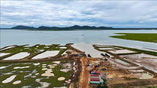 Hoạt động khai tài nguyên tại lòng hồ Dầu Tiếng, đòi hỏi việc tăng cường kiểm tra, giám sát nhằm bảo vệ hệ thống công trình thủy lợi. Ảnh: Minh Phú – TTXVN 