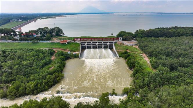 Công tác vận hành hồ Dầu Tiếng cần được thực hiện chủ động, linh hoạt trên cơ sở theo dõi diễn biến nguồn nước, thời tiết và bảo đảm an toàn vùng hạ du. Ảnh: Minh Phú - TTXVN 