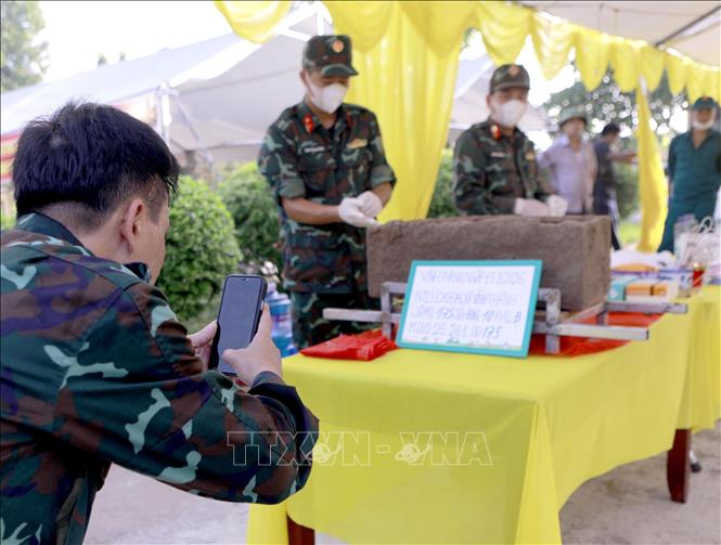 Thực hiện số hóa thông tin phần mộ liệt sĩ phục vụ công tác lấy mẫu sinh phẩm tại Nghĩa trang Liệt sĩ Cao Đại, xã Vĩnh Thành. Ảnh: Hoàng Hùng - TTXVN