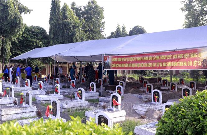 Các phần mộ liệt sĩ chưa xác định được thông tin tại Nghĩa trang Liệt sĩ Cao Đại, xã Vĩnh Thành, được tiến hành lấy mẫu sinh phẩm trong khuôn khổ Chiến dịch “500 ngày đêm”. Ảnh: Hoàng Hùng - TTXVN