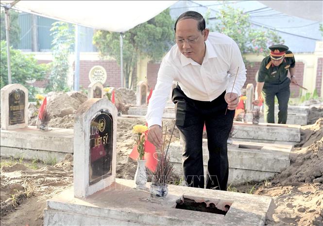 Chủ tịch UBND xã Vĩnh Thành Phùng Đắc Chiến thắp hương tưởng niệm các anh hùng liệt sĩ tại Nghĩa trang Liệt sĩ Cao Đại trong khuôn khổ Chiến dịch “500 ngày đêm”. Ảnh: Hoàng Hùng - TTXVN
