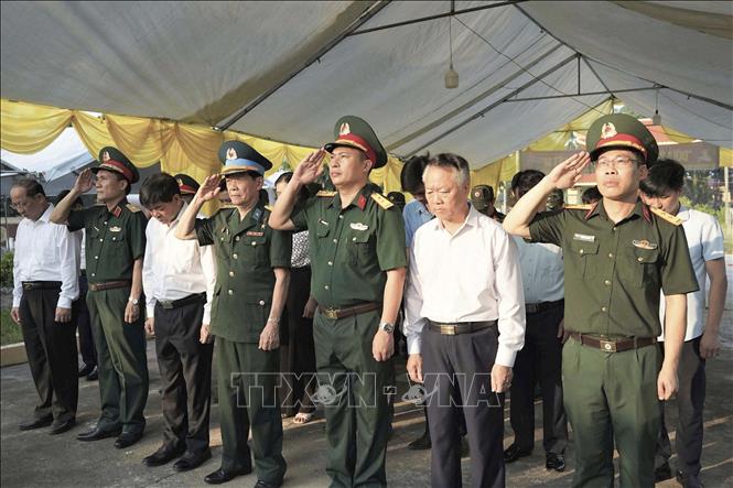Lãnh đạo xã Vĩnh Thành cùng đại biểu dâng hương tưởng niệm các Anh hùng liệt sĩ trước khi thực hiện lấy mẫu hài cốt tại Nghĩa trang Liệt sĩ Cao Đại. Ảnh: Hoàng Hùng - TTXVN