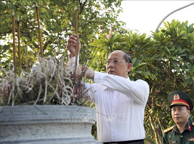 Chủ tịch UBND xã Vĩnh Thành Phùng Đắc Chiến dâng hương tưởng niệm các anh hùng liệt sĩ tại Nghĩa trang Liệt sĩ Cao Đại trong khuôn khổ Chiến dịch 