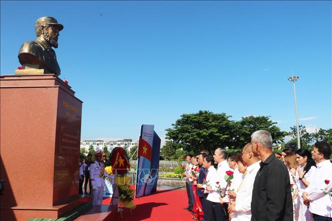 Đại biểu dâng hoa tri ân Lãnh tụ Fidel Castro Ruz. Ảnh: Tường Vi – TTXVN