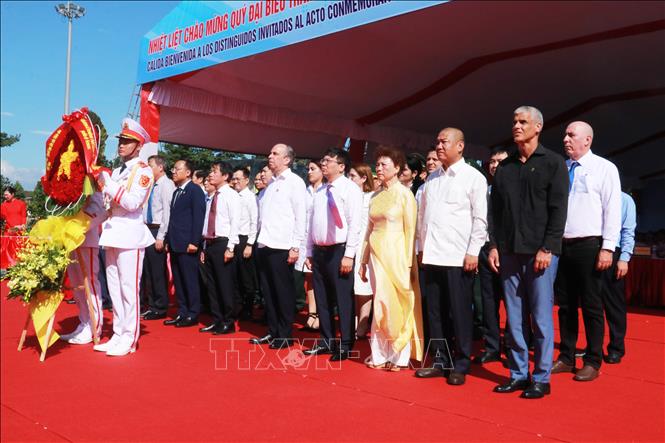 Đại biểu dâng hoa tri ân Lãnh tụ Fidel Castro Ruz. Ảnh: Tường Vi – TTXVN