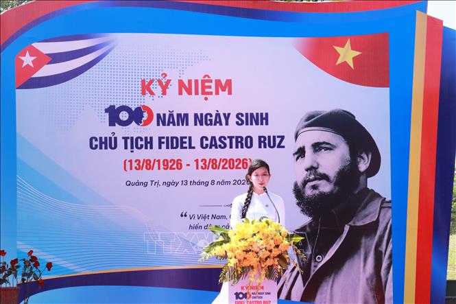 Đại diện thế hệ trẻ phát biểu tri ân tại buổi lễ. Ảnh: Tường Vi – TTXVN