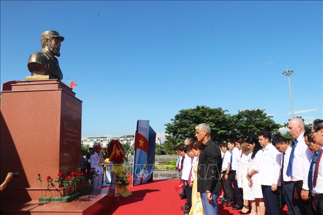 Đại biểu dành một phút mặc niệm tưởng nhớ, tri ân Lãnh tụ Fidel Castro Ruz. Ảnh: Tường Vi – TTXVN