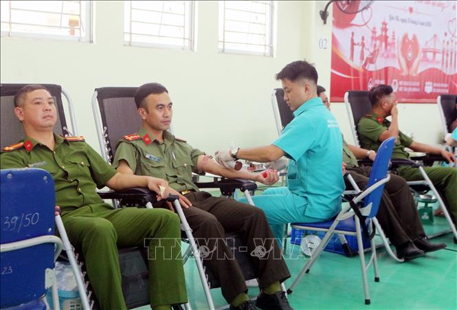 Lực lượng công an tham gia hiến máu tình nguyện. Ảnh: Nguyễn Chinh - TTXVN