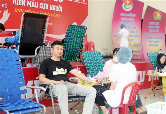 Đoàn viên, thanh niên tham gia hiến máu tình nguyện. Ảnh: Nguyễn Chinh - TTXVN