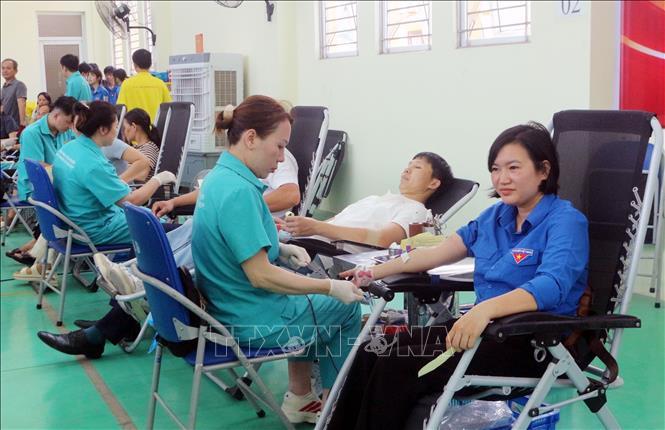 Đoàn viên, thanh niên tham gia hiến máu tình nguyện. Ảnh: Nguyễn Chinh - TTXVN