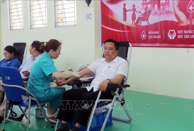 Với 30 lần hiến máu, Phó Chủ tịch UBND xã Liêm Hà Lại Trường Giang là tấm gương đi đầu trong phong trào hiến máu tình nguyện tại địa phương. Ảnh: Nguyễn Chinh - TTXVN