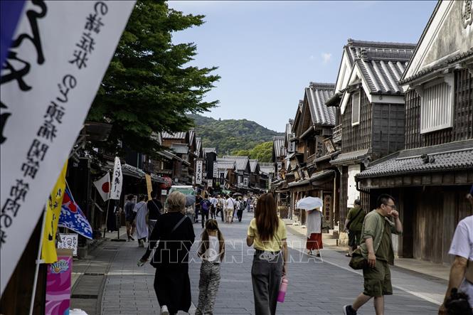 Du khách tham quan khu phố Okage Yokocho. Ảnh: Xuân Giao – PV TTXVN tại Nhật Bản