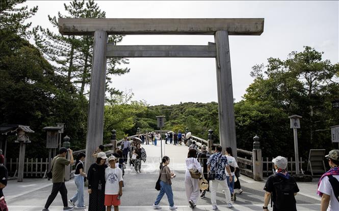 Cánh cổng Torii đầu tiên trước khi vào khu quần thể của Thần cung Ise. Ảnh: Xuân Giao – PV TTXVN tại Nhật Bản