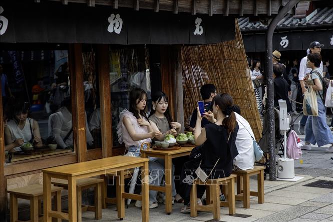 Du khách thưởng thức món đá bào kakigori vị trà xanh truyền thống tại Okage Yokocho. Ảnh: Xuân Giao – PV TTXVN tại Nhật Bản