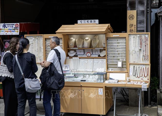Một cửa hàng bán ngọc trai nổi tiếng tại khu phố Okage Yokocho. Ảnh: Xuân Giao – PV TTXVN tại Nhật Bản