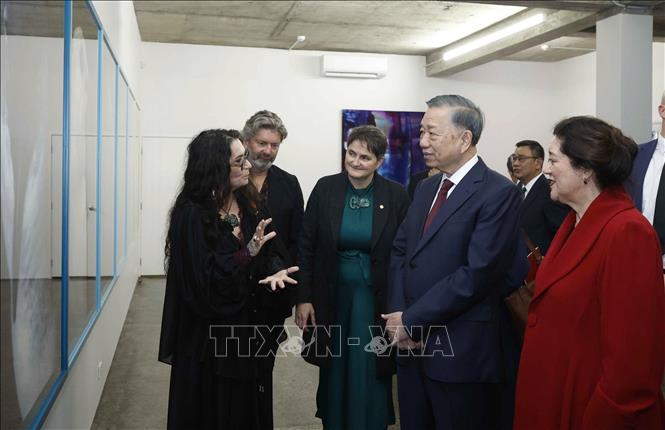 Tổng Bí thư, Chủ tịch nước Tô Lâm và Toàn quyền New Zealand Cindy Kiro tham quan Triển lãm ảnh StarkWhite của nhiếp ảnh gia Fiona Pardington. Ảnh: Thống Nhất – TTXVN
