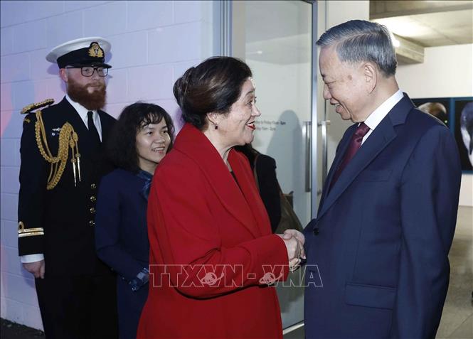Toàn quyền New Zealand Cindy Kiro đón Tổng Bí thư, Chủ tịch nước Tô Lâm đến tham quan Triển lãm ảnh StarkWhite của nhiếp ảnh gia Fiona Pardington. Ảnh: Thống Nhất – TTXVN
