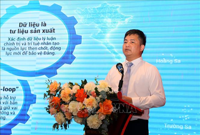 Phó Giáo sư, Tiến sĩ Trần Quang Diệu, Giám đốc Trung tâm Công nghệ và Chuyển đổi số, Học viện Chính trị quốc gia Hồ Chí Minh phát biểu tại Hội thảo. Ảnh: Văn Đạt - TTXVN
