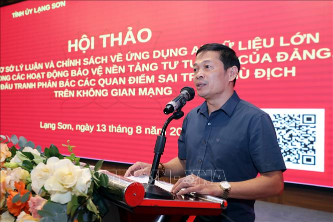 Tiến sĩ Nguyễn Tri Thức, Uỷ viên Bộ Biên tập Tạp chí Cộng sản tham luận tại Hội thảo. Ảnh: Văn Đạt - TTXVN