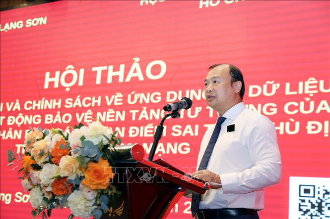 Phó Giáo sư, Tiến sĩ Lê Hải Bình, Phó Giám đốc Thường trực Học viện Chính trị quốc gia Hồ Chí Minh, tham luận tại Hội thảo. Ảnh: Văn Đạt - TTXVN