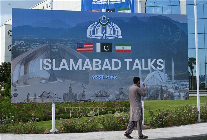 Áp phích về cuộc đàm phán giữa Mỹ và Iran tại Islamabad, Pakistan hồi tháng 4/2026. Ảnh: THX/TTXVN phát
